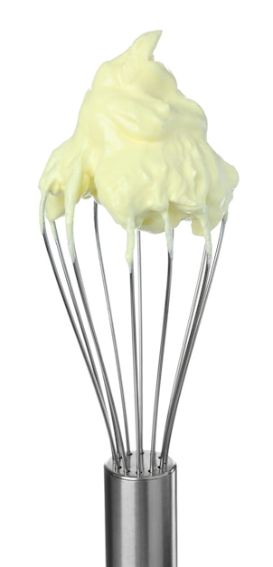 Frusta a palloncino con crema gialla isolata su bianco