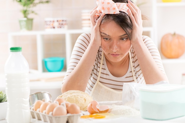 Frustrato Giovane donna che produce pasta