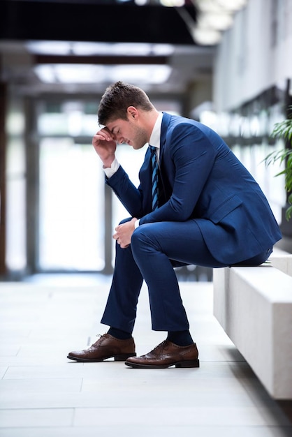 frustrato giovane uomo d'affari che lavora al computer portatile in ufficio