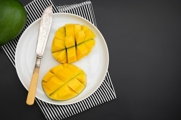 Frutta a fette del mango su un piatto rotondo bianco pronto per essere servito