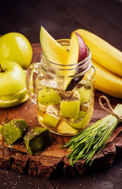 Frutta a fette su una tavola di legno e in un bicchiere