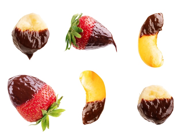 frutta al cioccolato su fondo bianco