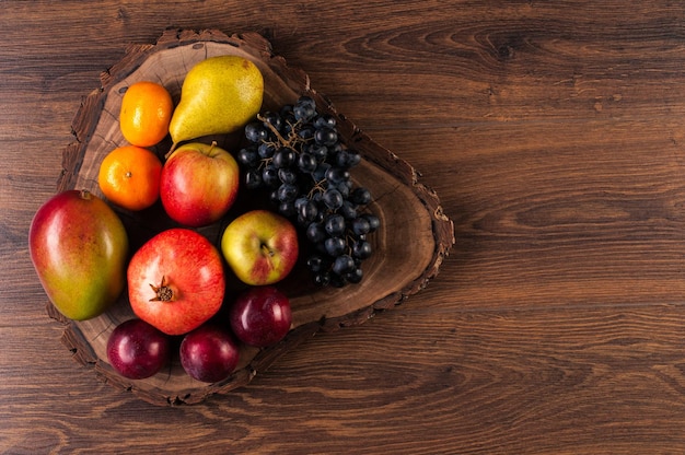 Frutta ancora in vita su sfondo di legno Spazio di copia