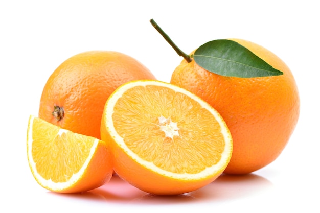 Frutta arancione con foglia isolata