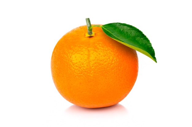 Frutta arancione con foglia su bianco