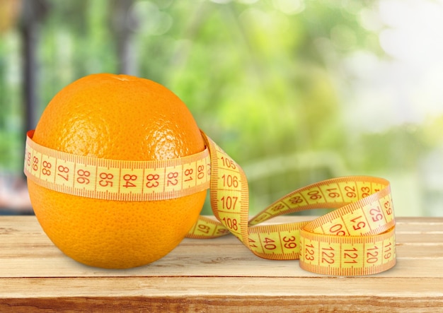 Frutta arancione con misura isolata su bianco