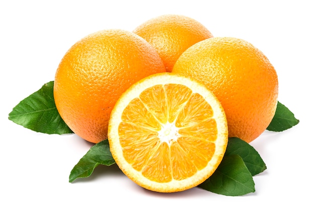 Frutta arancione dolce con foglie su bianco