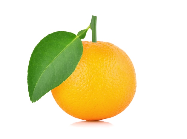 Frutta arancione fresca con foglia isolato su sfondo bianco