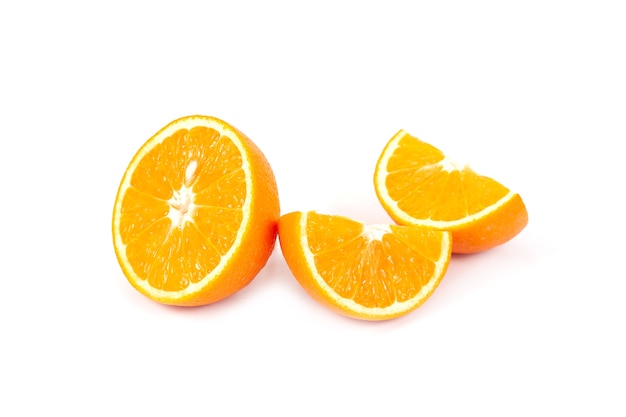 Frutta arancione fresca sull&#39;isolato bianco della priorità bassa.