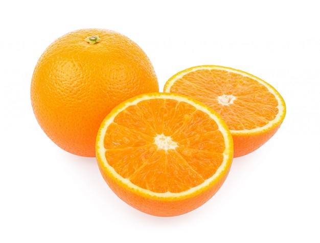 Frutta arancione isolata su fondo bianco