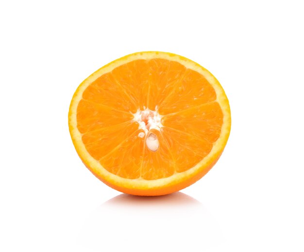 Frutta arancione metà su sfondo bianco
