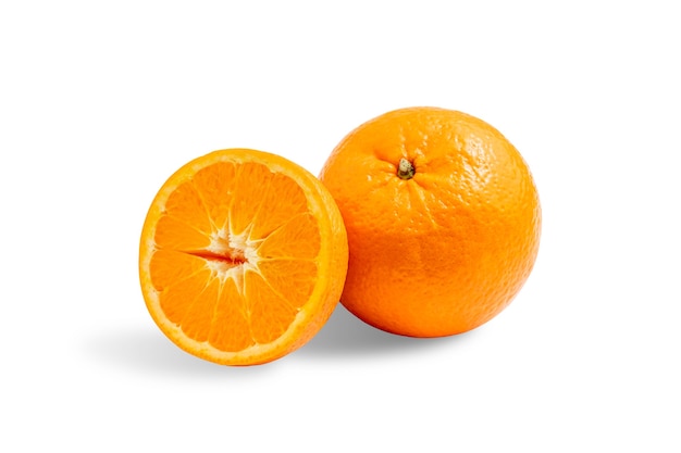 Frutta arancione naturale fresca su fondo bianco isolato