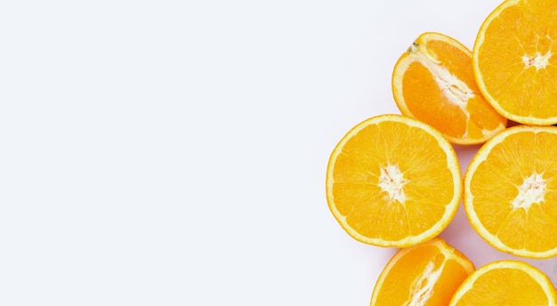 Frutta arancione su sfondo bianco Spazio di copia