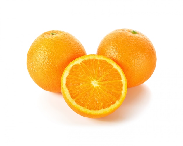 Frutta arancione su sfondo bianco