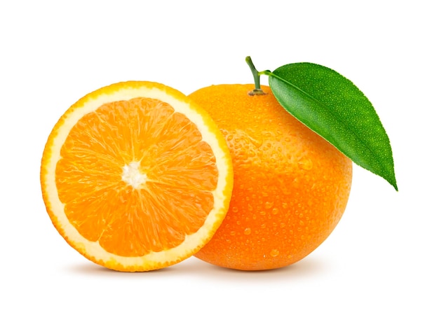 frutta arancione su sfondo bianco