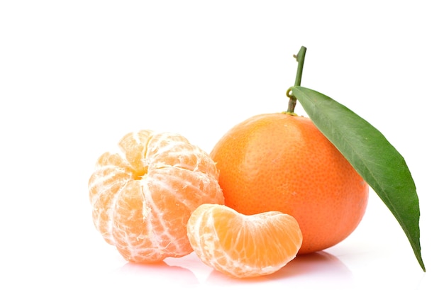 Frutta arancione su sfondo bianco