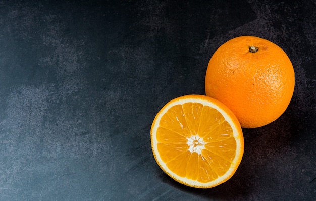 Frutta arancione sul tavolo con sfondo nero