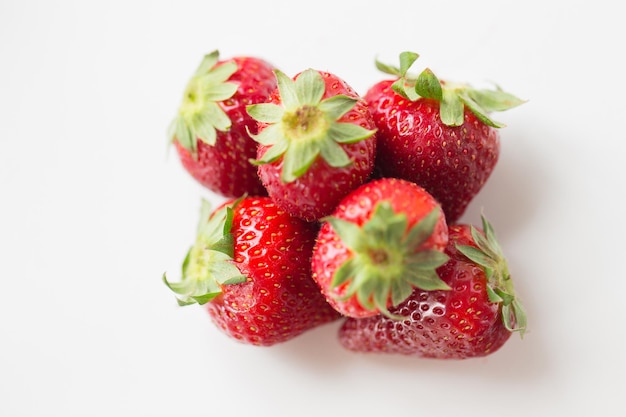 frutta, bacche, dieta, cibo ecologico e concetto di oggetti - succose fragole rosse mature fresche su bianco