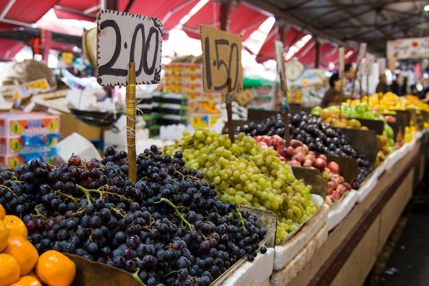 Frutta biologica in vendita al Vic Market di Melbourne Victoria Australia