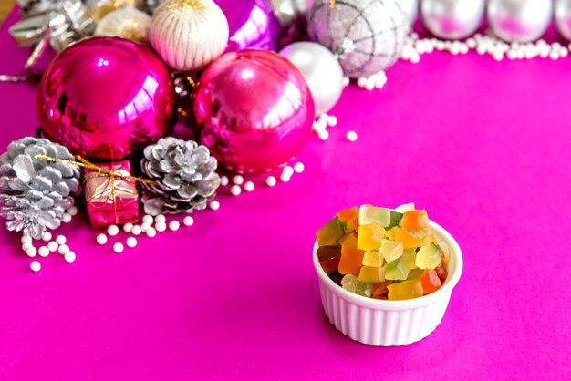 Frutta candita su sfondo rosa natalizio