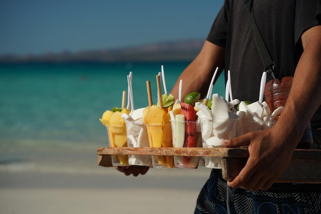 Frutta da vendere commesso sulla spiaggia sabbiosa messicana