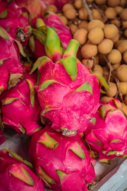 Frutta del drago al mercato in Tailandia.