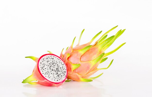 Frutta del drago o frutta di Pitaya affettata su bianco.