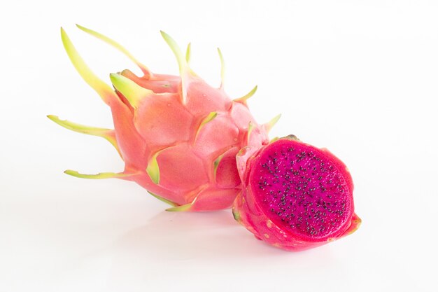 Frutta del drago o frutta di pitaya su bianco