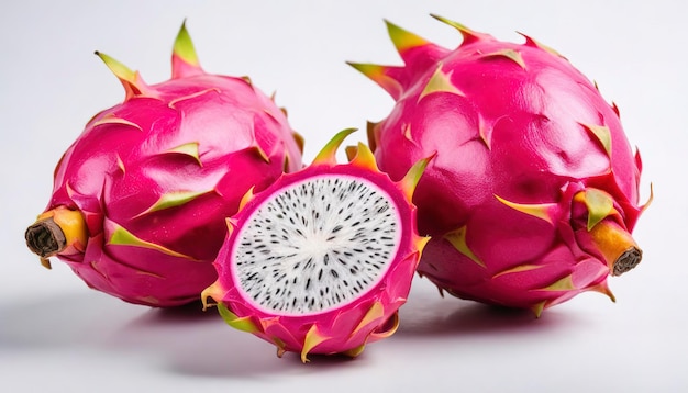 Frutta del drago o pitaya isolata su sfondo bianco