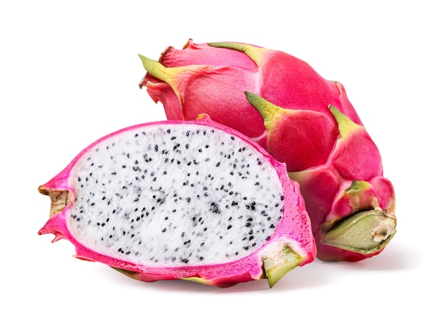 Frutta del drago Pitahaya e mezzo primo piano su uno sfondo bianco Isolato