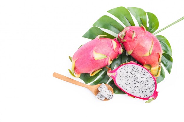 Frutta del drago, pitaya della fetta di vista superiore e foglie verdi isolate su bianco con il percorso di ritaglio