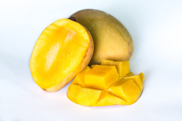frutta del mango dalla Tailandia su fondo bianco