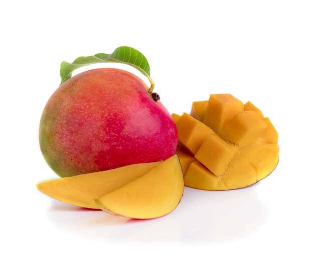 Frutta del mango decorata con le foglie isolate su fondo bianco