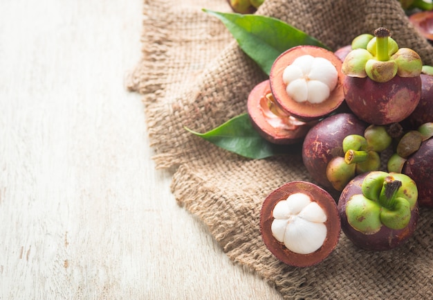 Frutta del mangostano su fondo di legno