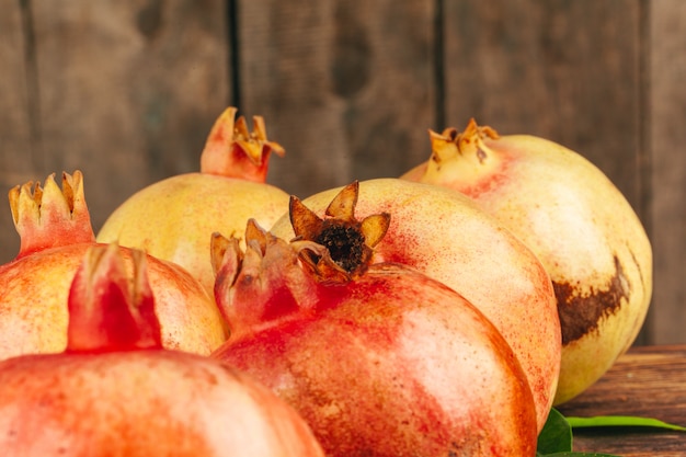 Frutta del melograno su un vecchio fondo di legno