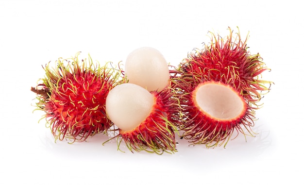 Frutta deliziosa dolce del Rambutan isolata su fondo bianco. piena profondità di campo