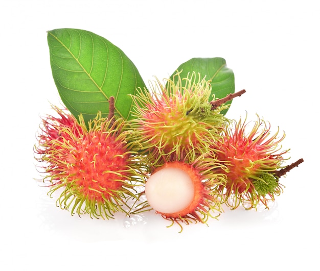 Frutta deliziosa dolce del Rambutan isolata su fondo bianco