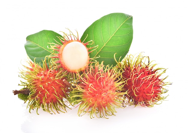 Frutta deliziosa dolce del Rambutan isolata su fondo bianco