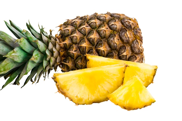 Frutta dell'ananas con le fette isolate su fondo bianco.