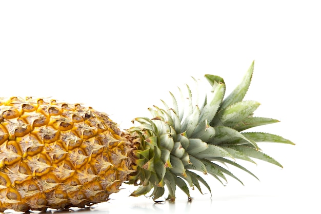 Frutta dell&#39;ananas contro fondo bianco