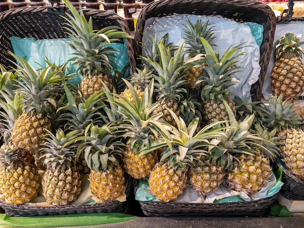 Frutta dell'ananas in un cestino al supermercato