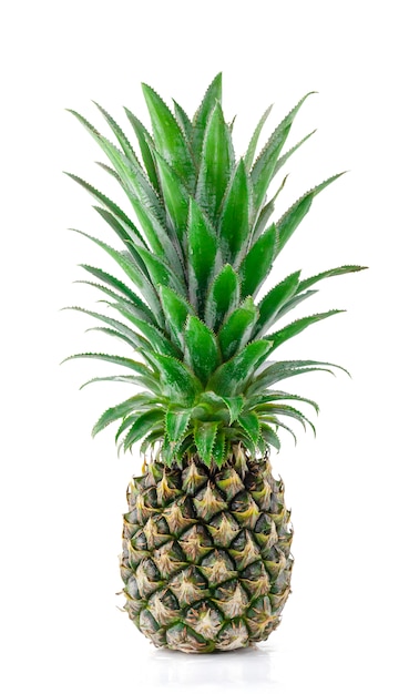 frutta dell'ananas isolata su bianco.