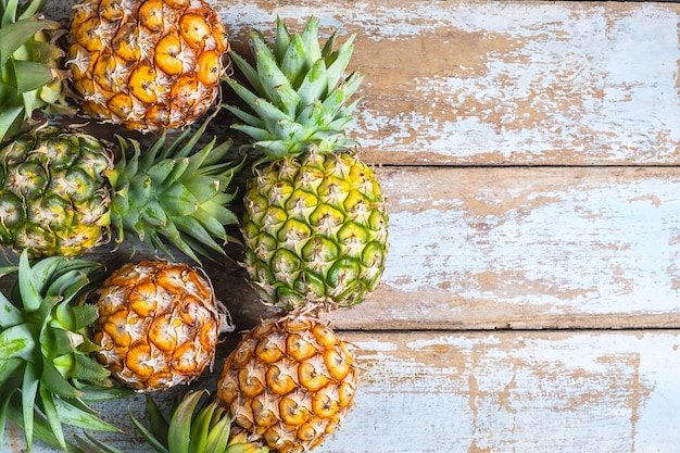 Frutta dell&#39;ananas su un fondo di legno