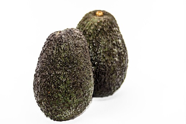 Frutta dell'avocado isolata su fondo bianco.