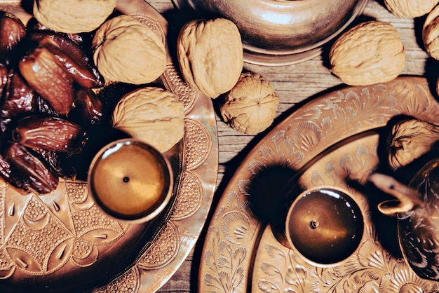 Frutta della data sul cibo di Iftar del panno a strisce rosse che mangia principalmente nel Ramadan