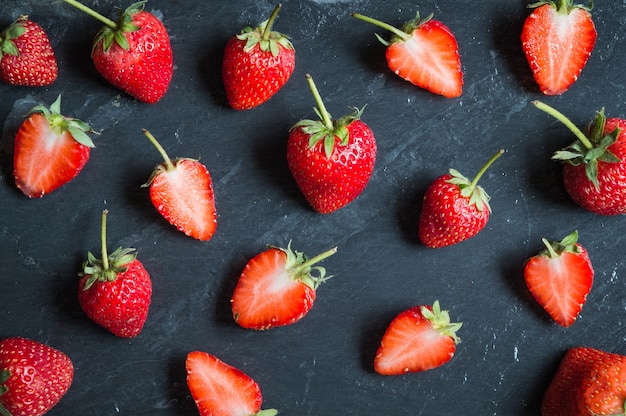 Frutta della fragola su priorità bassa di pietra nera