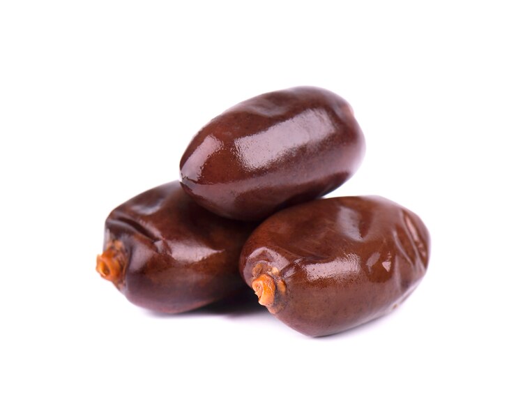 Frutta delle date isolata su spazio bianco. Avvicinamento