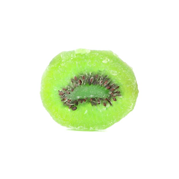 Frutta di kiwi secca isolata sulla tavola bianca