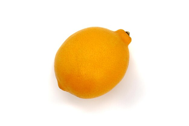 Frutta di limone gialla su sfondo bianco per il design