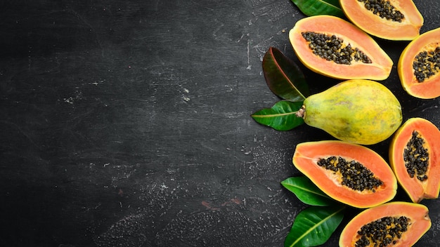 Frutta di papaia su uno sfondo di legno Frutta tropicale Vista dall'alto Spazio libero per il testo